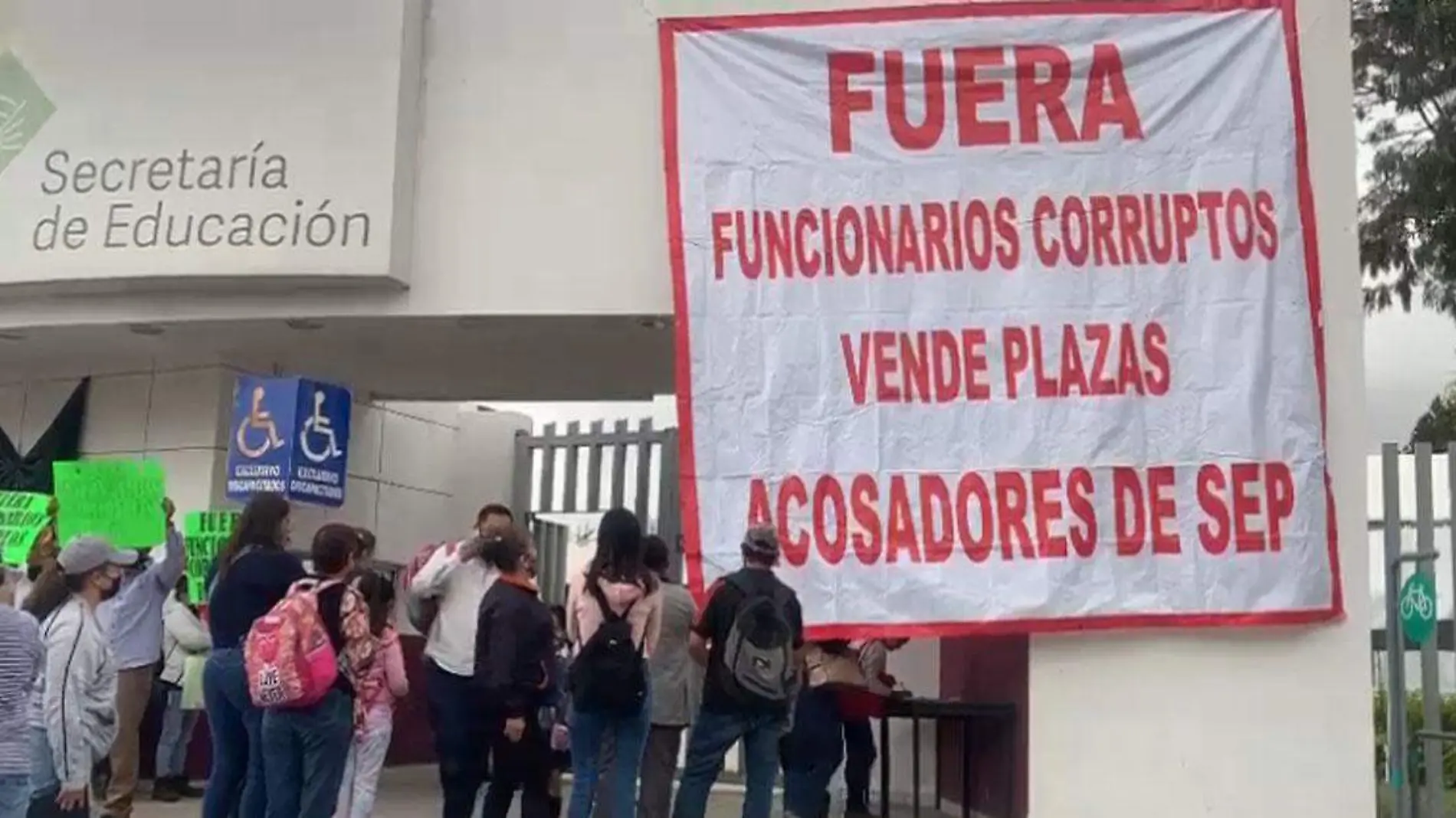 manifestación de maestros afuera de la SEP Puebla